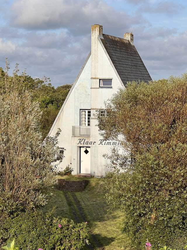 Klaar Kimming von der Gartenseite, umgeben von Weiden und Sanddorn