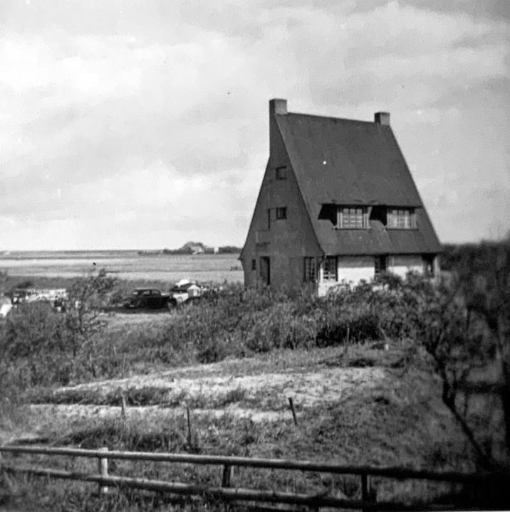 Klaar Kimming um 1930, allein stehend in den Dünen